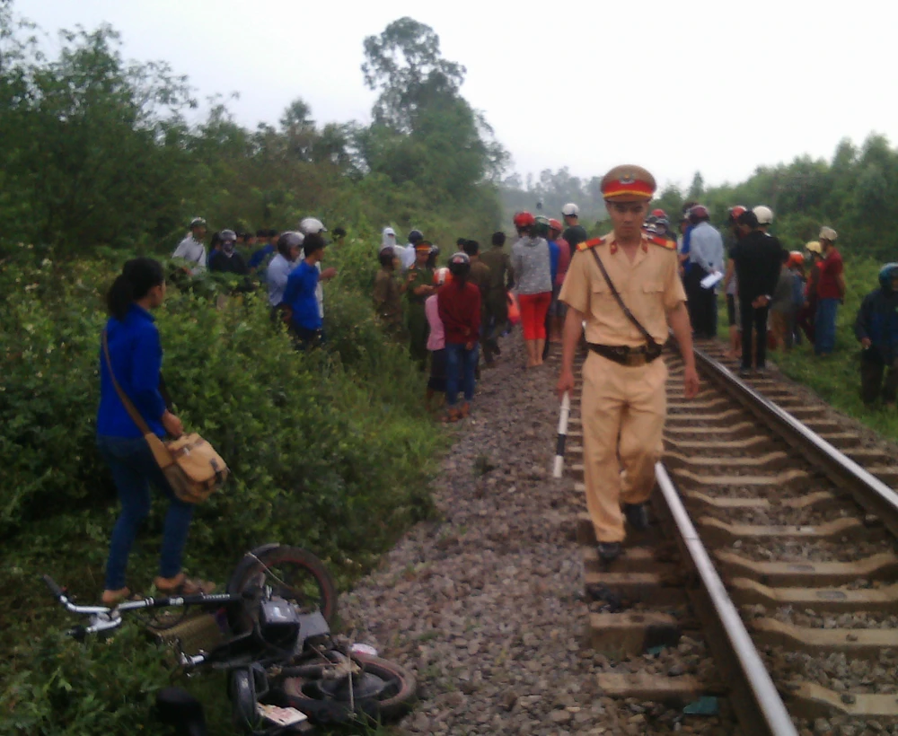 Cố băng qua đường sắt, nữ sinh bị cuốn văng xa 30m ảnh 1 Cố băng qua đường sắt, nữ sinh bị cuốn văng xa 30m ảnh 1