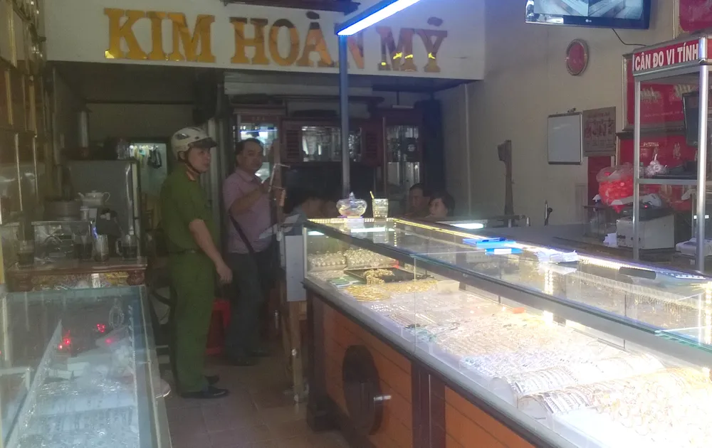 Bị đánh bất động vì cầm dao cướp tiệm vàng giữa ban ngày ảnh 3 Bị đánh bất động vì cầm dao cướp tiệm vàng giữa ban ngày ảnh 3