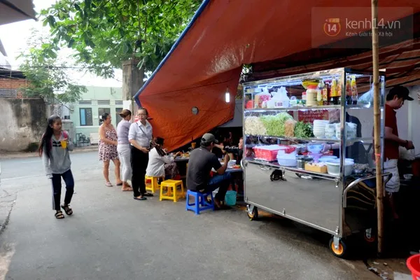 Quán bún bò gân 'bá đạo' nhất Sài Gòn thay bảng nội quy bằng... thơ ảnh 4