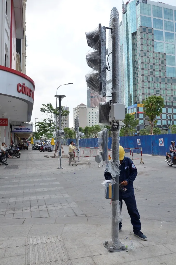 Bộ đèn tín hiệu giao thông có âm thanh được lắp đặt trên tuyến đường Nguyễn Huệ