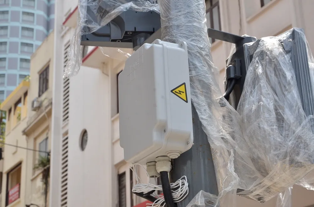 Các bộ phận trên trụ đèn tín hiệu có phát ra âm thanh.