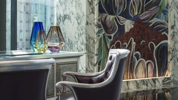 Báo Mỹ ca ngợi sự lộng lẫy 'không tưởng' của KS siêu sang ở Sài Gòn ảnh 2