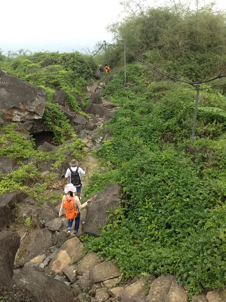 Cứu nạn 3 du khách Sài Gòn đi lạc trên núi Bà Đen trong đêm khuya ảnh 1