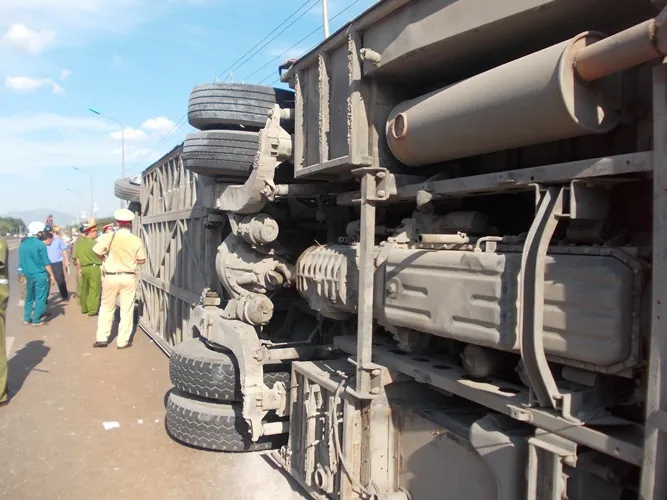 Hành khách hoảng loạn vì xe khách tông dải phân cách bị lật ngửa ảnh 3