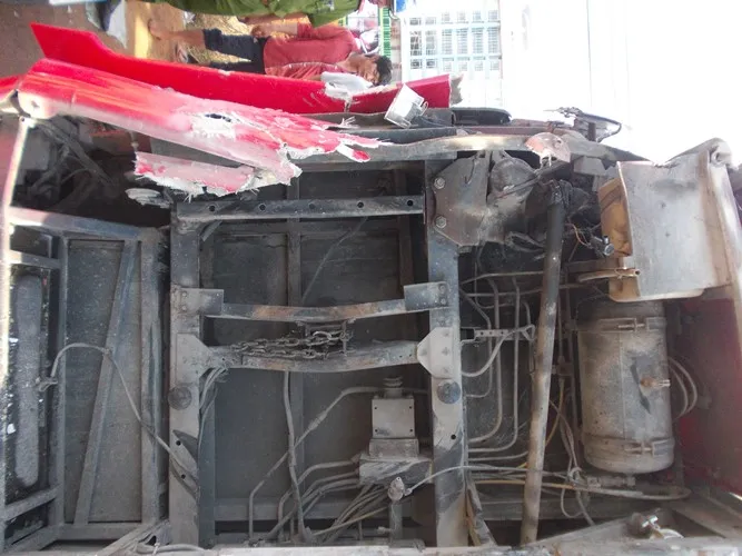 Hành khách hoảng loạn vì xe khách tông dải phân cách bị lật ngửa ảnh 1