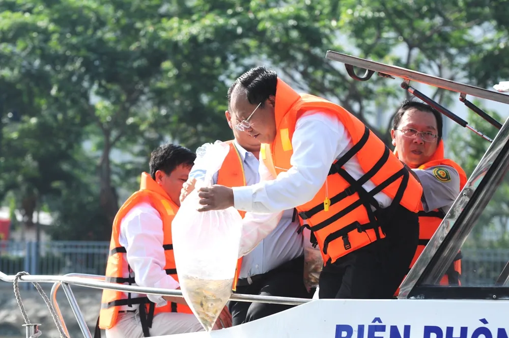 Phó Chủ tịch UBND TP Tất Thành Cang tham gia đợt thả trên kênh Tàu Hũ - Bến Nghé