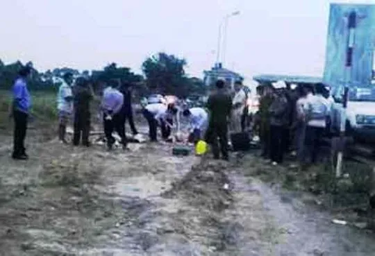 Cơ quan chức năng đang khám nghiệm hiện trường để làm rõ vụ tai nạn thương tâm. Ảnh T.Sơn