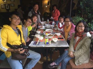 Các bạn người Việt tại quán Pho 99 vào trưa ngày 28/4.