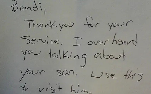 Nữ phục vụ bật khóc vì nhận được khoản tiền “boa” lớn bất ngờ ảnh 2 Nữ phục vụ bật khóc vì nhận được khoản tiền “boa” lớn bất ngờ ảnh 2