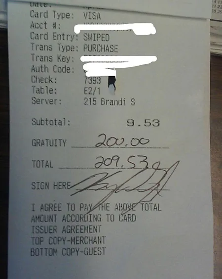 Nữ phục vụ bật khóc vì nhận được khoản tiền “boa” lớn bất ngờ ảnh 1 Nữ phục vụ bật khóc vì nhận được khoản tiền “boa” lớn bất ngờ ảnh 1