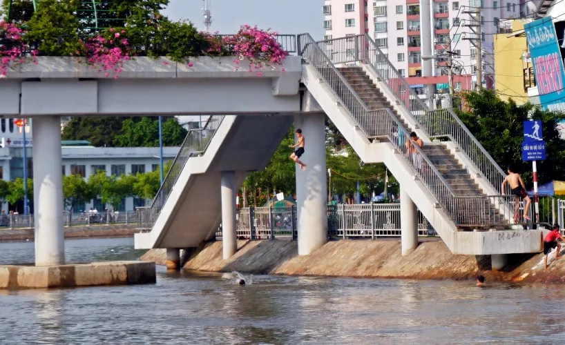 Cảnh báo: Trẻ em Sài Gòn nhảy cầu mạo hiểm ảnh 1 Cảnh báo: Trẻ em Sài Gòn nhảy cầu mạo hiểm ảnh 1