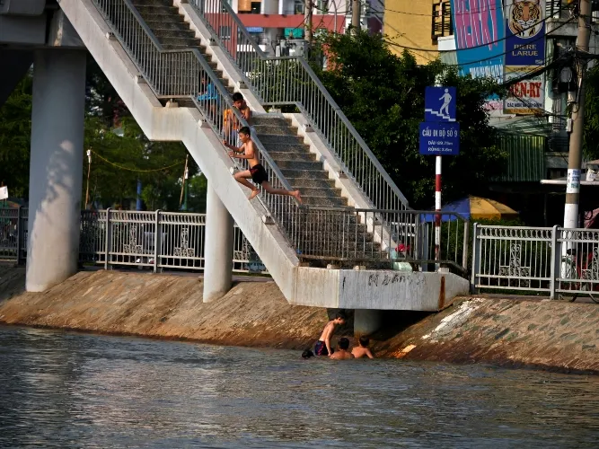 Cảnh báo: Trẻ em Sài Gòn nhảy cầu mạo hiểm ảnh 2 Cảnh báo: Trẻ em Sài Gòn nhảy cầu mạo hiểm ảnh 2