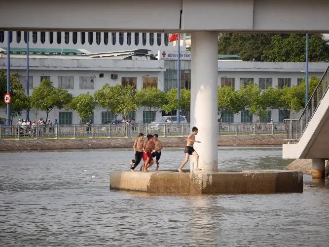 Cảnh báo: Trẻ em Sài Gòn nhảy cầu mạo hiểm ảnh 3 Cảnh báo: Trẻ em Sài Gòn nhảy cầu mạo hiểm ảnh 3