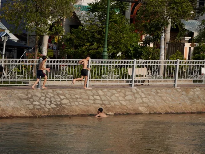 Cảnh báo: Trẻ em Sài Gòn nhảy cầu mạo hiểm ảnh 4 Cảnh báo: Trẻ em Sài Gòn nhảy cầu mạo hiểm ảnh 4