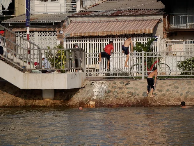 Cảnh báo: Trẻ em Sài Gòn nhảy cầu mạo hiểm ảnh 6 Cảnh báo: Trẻ em Sài Gòn nhảy cầu mạo hiểm ảnh 6