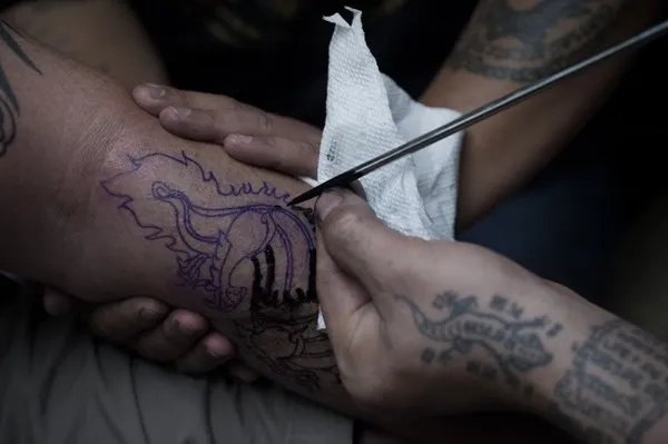 Rùng mình cảnh xăm ma thuật của người Thái ảnh 2