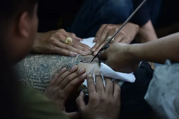 Rùng mình cảnh xăm ma thuật của người Thái ảnh 7