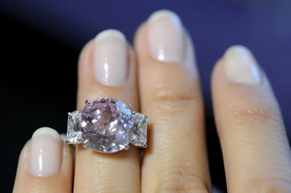 Cận cảnh viên đá ruby 'sang chảnh' có giá hơn 668 tỷ đồng ảnh 2 Cận cảnh viên đá ruby 'sang chảnh' có giá hơn 668 tỷ đồng ảnh 2