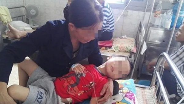 Bé trai 5 tuổi bị đánh vỡ gan, gãy xương sườn ảnh 1