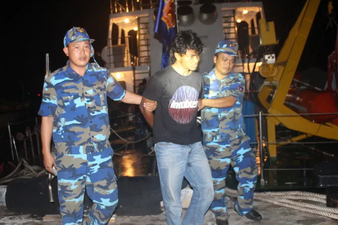 Áp giải các đối tượng về BTL Vùng CSB 4 - Ảnh: Minh Tuấn - Thanh Nghị Áp giải các đối tượng về BTL Vùng CSB 4 - Ảnh: Minh Tuấn - Thanh Nghị