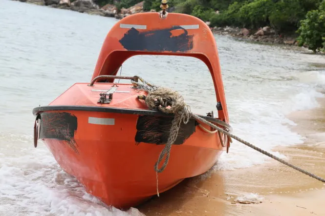 Các đối tượng đã xóa số IMO của xuồng khi chạy trốn - Ảnh: Minh Tuấn - Thanh Nghị Các đối tượng đã xóa số IMO của xuồng khi chạy trốn - Ảnh: Minh Tuấn - Thanh Nghị