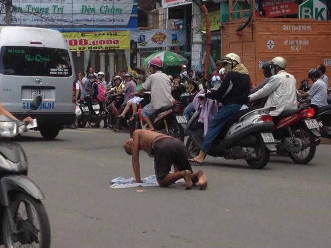 Kẹt xe nghiêm trọng vì người đàn ông trồng chuối… giữa đường ảnh 2