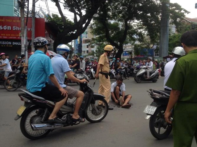 Kẹt xe nghiêm trọng vì người đàn ông trồng chuối… giữa đường ảnh 4