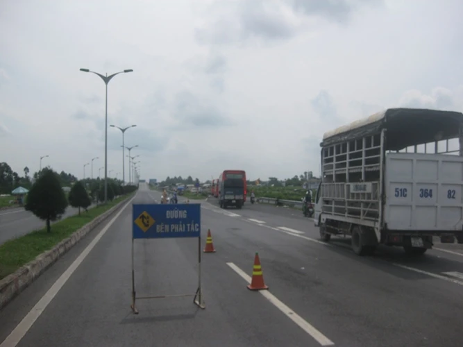 Ách tắc giao thông vì xe chở bồn oxy ‘phi' qua dải phân cách ảnh 3