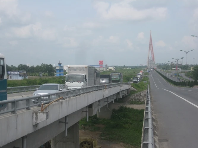 Ách tắc giao thông vì xe chở bồn oxy ‘phi' qua dải phân cách ảnh 4