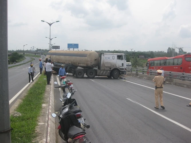 Ách tắc giao thông vì xe chở bồn oxy ‘phi' qua dải phân cách ảnh 5