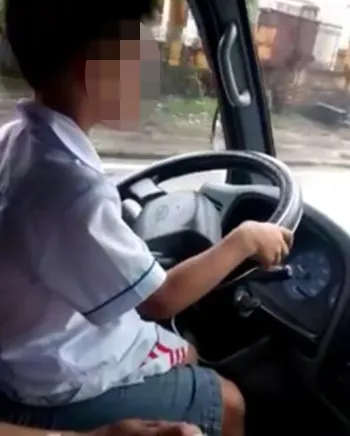 Bé trai 6 tuổi được bố cho lái xe tải đi trên một đoạn đường dài ở TP. Móng Cái. 4-9420-1441338702-9242-1441425104.jpg