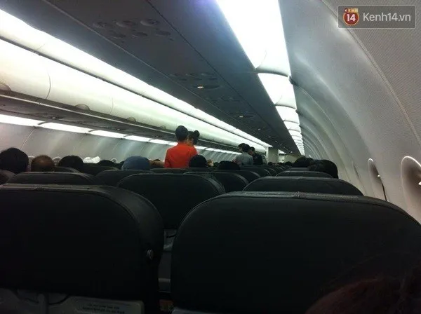 Máy bay từ Tuy Hòa về TP. HCM hạ cánh xuống... Cam Ranh ảnh 2