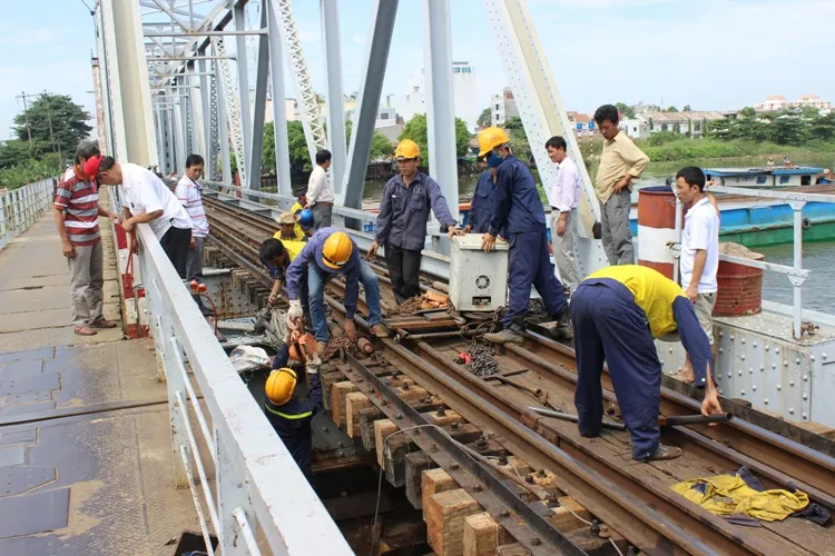 Sà lan đâm cầu Bình Lợi, đường sắt Bắc - Nam tê liệt ảnh 1