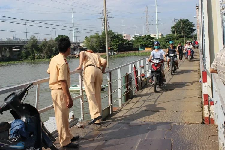 Sà lan đâm cầu Bình Lợi, đường sắt Bắc - Nam tê liệt ảnh 3