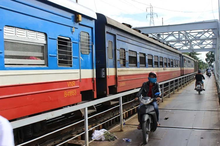 Sà lan đâm cầu Bình Lợi, đường sắt Bắc - Nam tê liệt ảnh 4