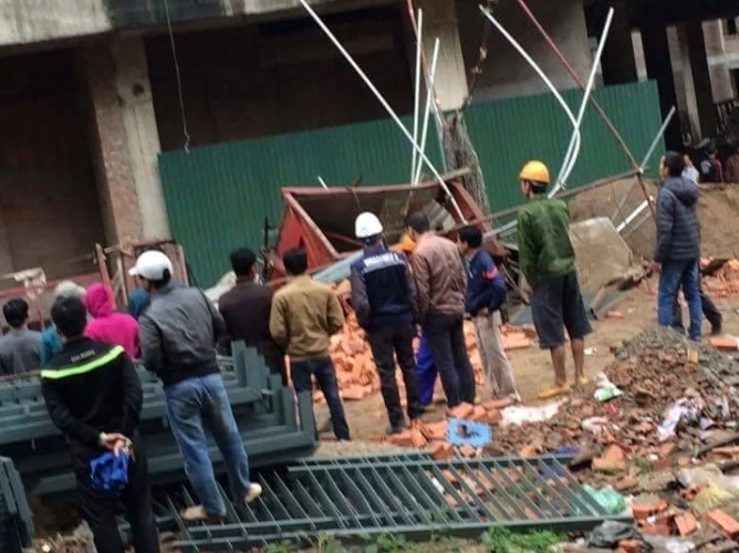 Hà Nội: Rơi thang máy xây dựng, 2 người tử vong ảnh 1