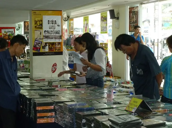Hội chợ băng đĩa: Nhiều băng đĩa đồng giá chỉ 2.000 đồng ảnh 1