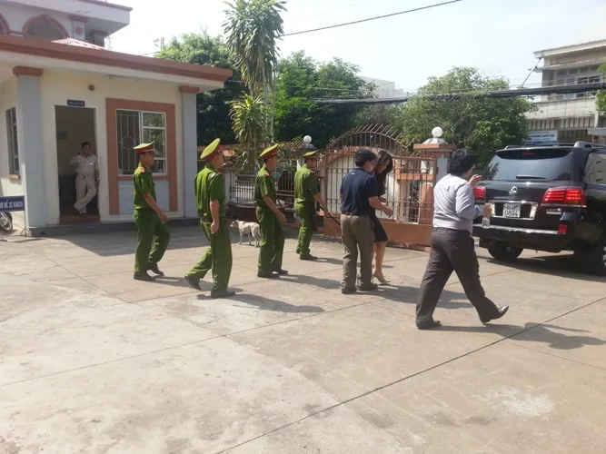 Bị gây rối, đại diện Tân Hiệp Phát phải nhờ cảnh sát hộ tống ra xe ảnh 3