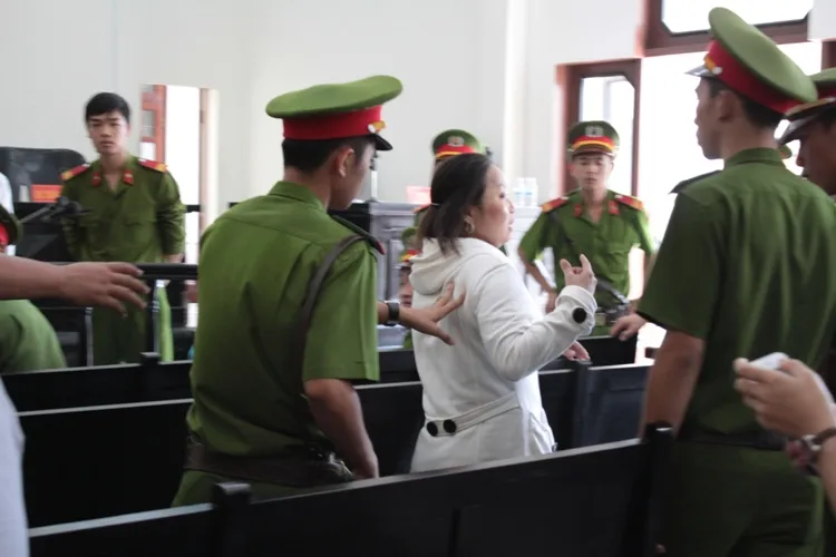 Bị gây rối, đại diện Tân Hiệp Phát phải nhờ cảnh sát hộ tống ra xe ảnh 1