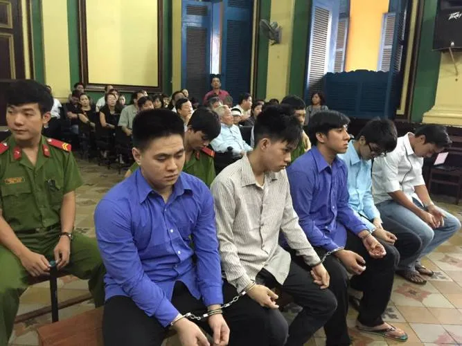 Trả hồ sơ để điều tra bổ sung vụ CSGT gọi côn đồ đánh chết người ảnh 2 Trả hồ sơ để điều tra bổ sung vụ CSGT gọi côn đồ đánh chết người ảnh 2