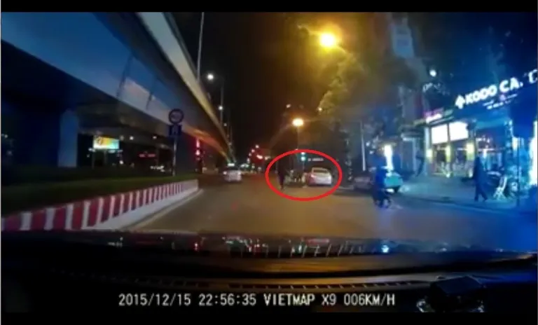 Xe ‘điên’ gây tai nạn liên hoàn rồi bỏ trốn ảnh 1 Xe ‘điên’ gây tai nạn liên hoàn rồi bỏ trốn ảnh 1