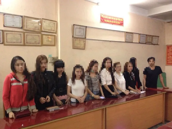 Gần chục nữ tiếp viên nhà hàng nghiện ma túy… ngồi tiếp khách ảnh 1