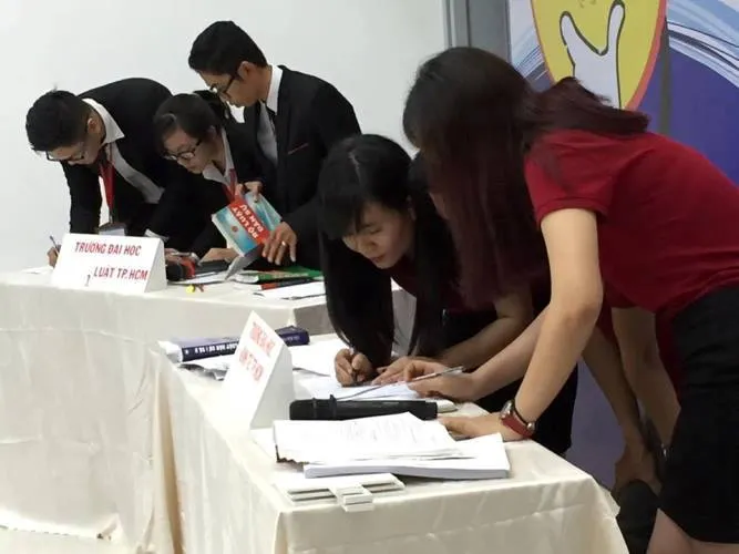 Chùm ảnh: Toàn cảnh hội thi đố vui pháp luật 'Chai nước có gián' ảnh 21