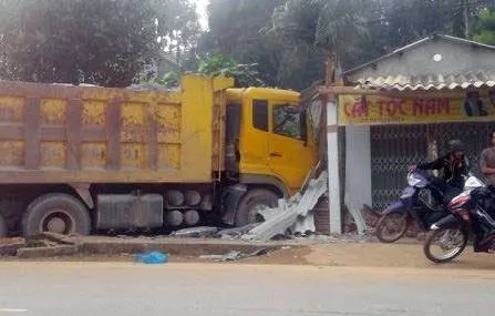 Đang ngồi cắt tóc bị xe mất lái đâm tử vong ảnh 1