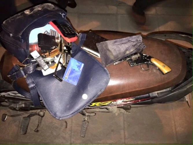 Bị công an phát hiện mang theo súng, đạn vì... đeo túi xách nữ ảnh 2