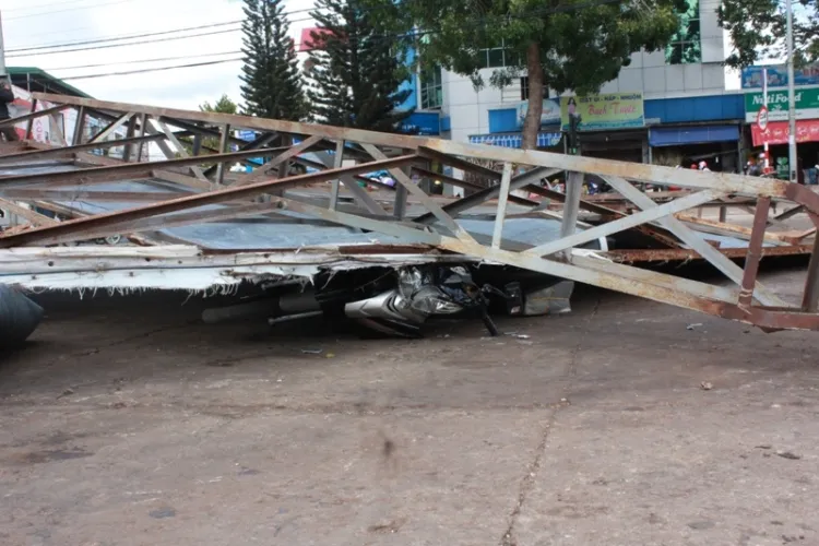 Bảng quảng cáo khổng lồ bất ngờ đổ sụp, bé trai may mắn thoát chết ảnh 1