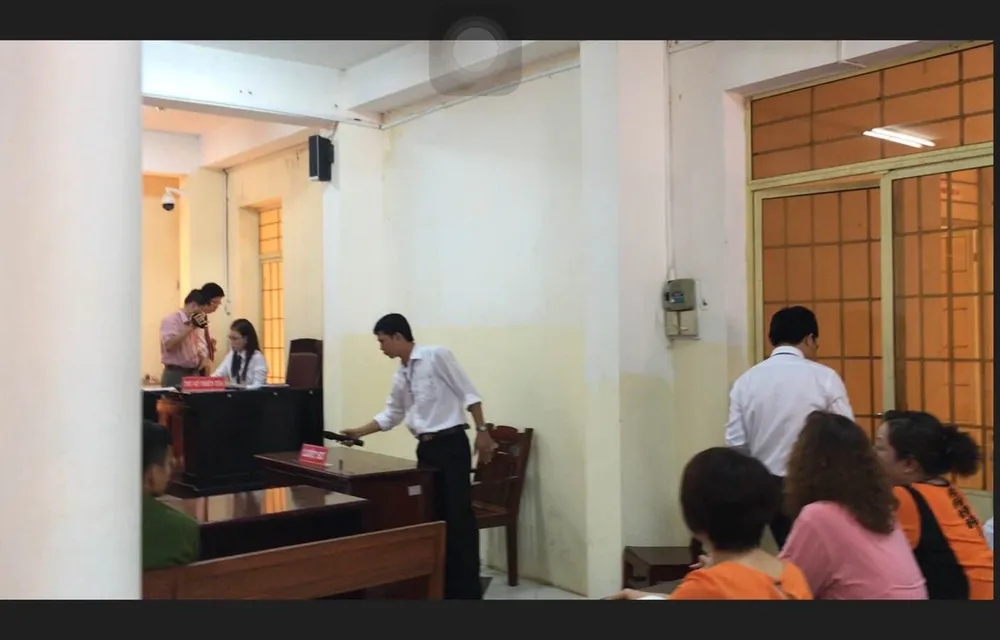 Phản đối tòa, luật sư… xách cặp ra về ảnh 3