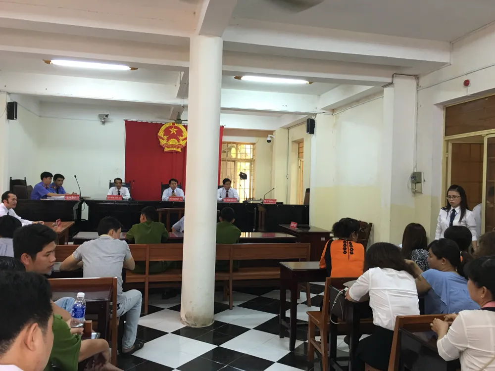 Phản đối tòa, luật sư… xách cặp ra về ảnh 4