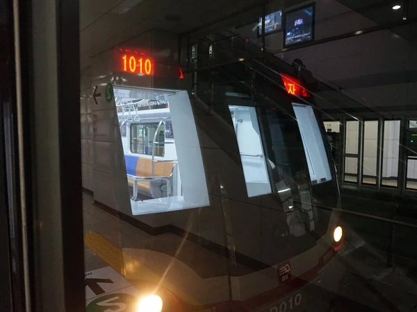 Hệ thống tàu điện ngầm "hiện đại như phim" của Seoul - Ảnh 7.