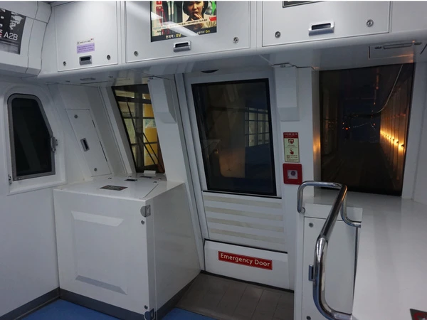 Hệ thống tàu điện ngầm "hiện đại như phim" của Seoul - Ảnh 8.